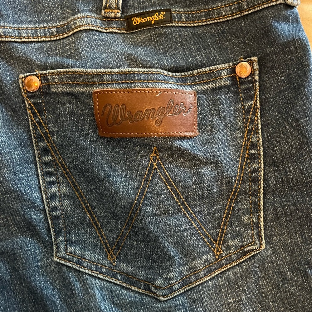 Wrangler Retro style women’s skinny jeans 33 x 28 like new condition!